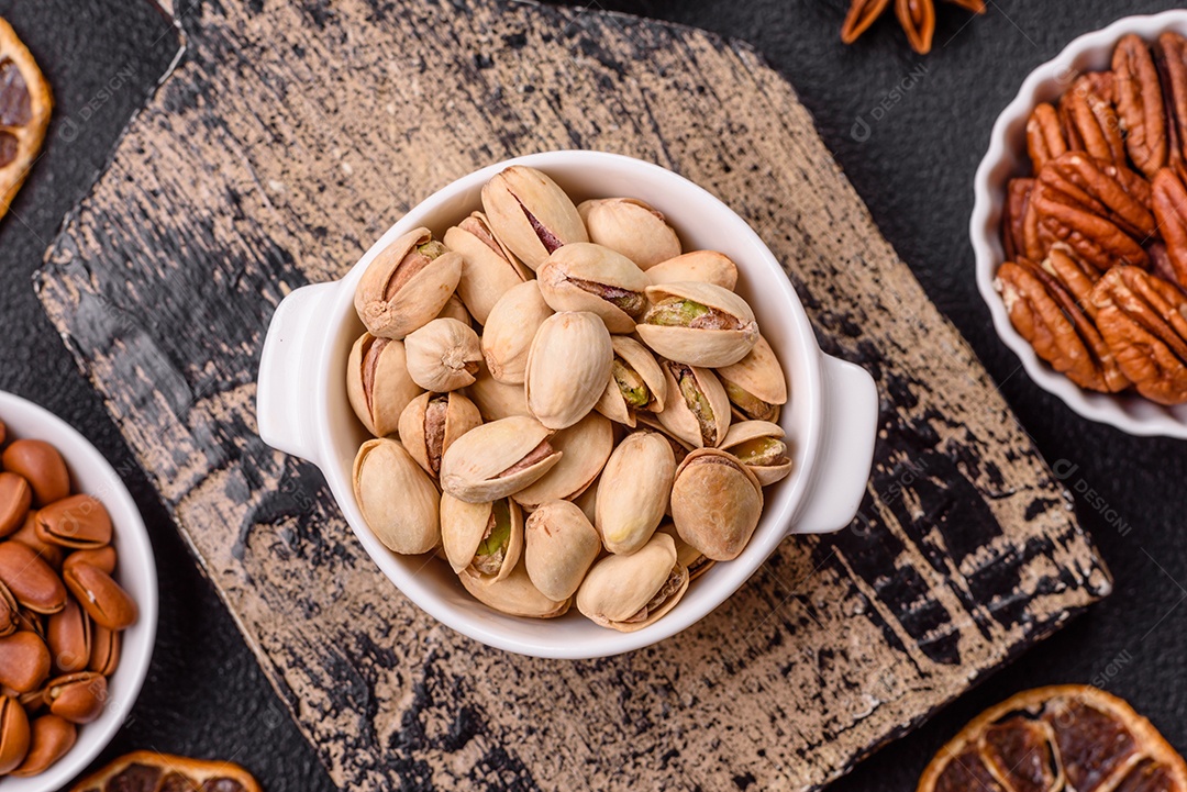 A imagem mostra pistaches, que são as sementes da árvore Pistacia vera