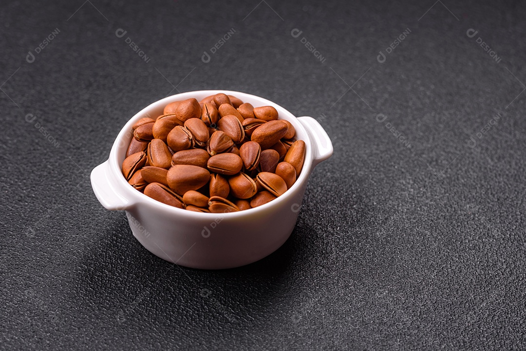 Pinhões, também conhecidos como pinoli, que são as sementes comestíveis de várias espécies de pinheiros.