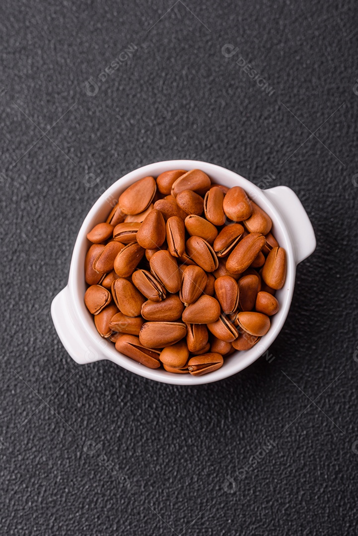 Pinhões, também conhecidos como pinoli, que são as sementes comestíveis de várias espécies de pinheiros.