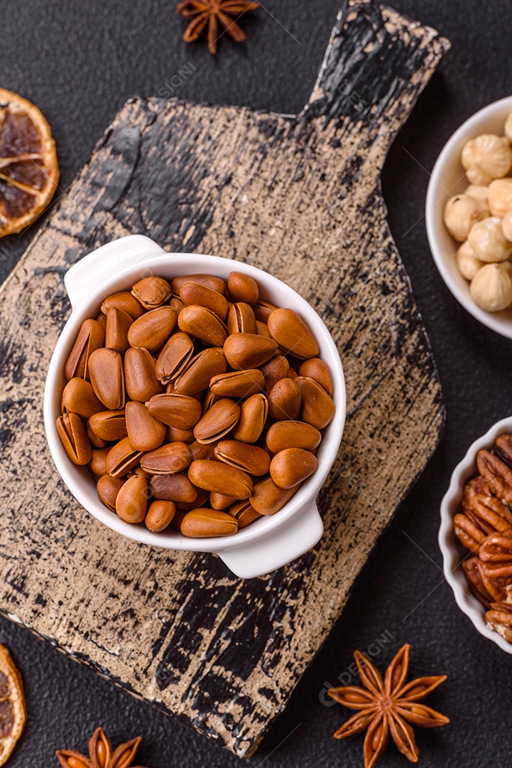 Pinhões, também conhecidos como pinoli, que são as sementes comestíveis de várias espécies de pinheiros.