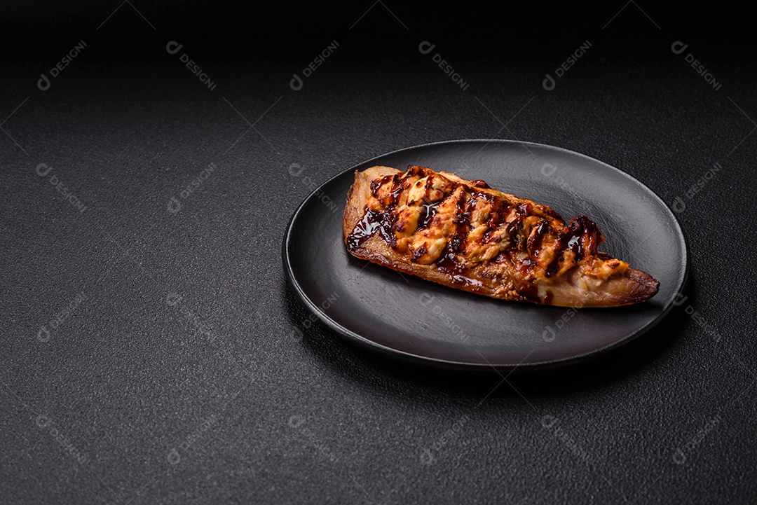 O prato na imagem parece ser um filé de cavala grelhado, servido com um molho e pimenta rosa.