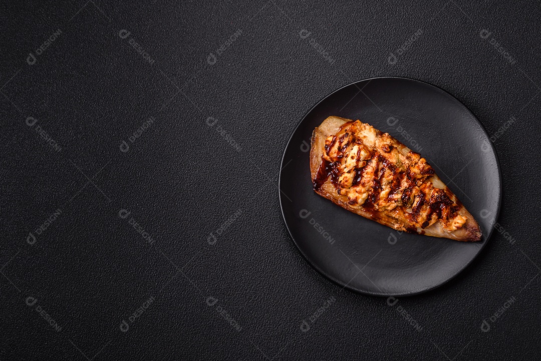 O prato na imagem parece ser um filé de cavala grelhado, servido com um molho e pimenta rosa.