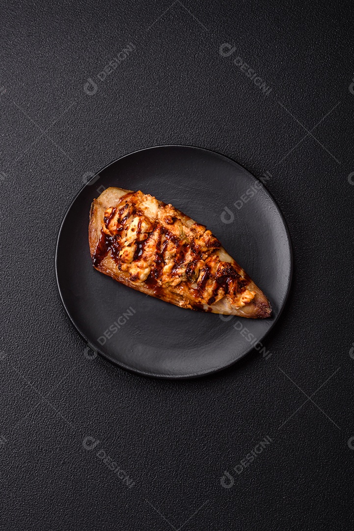 O prato na imagem parece ser um filé de cavala grelhado, servido com um molho e pimenta rosa.