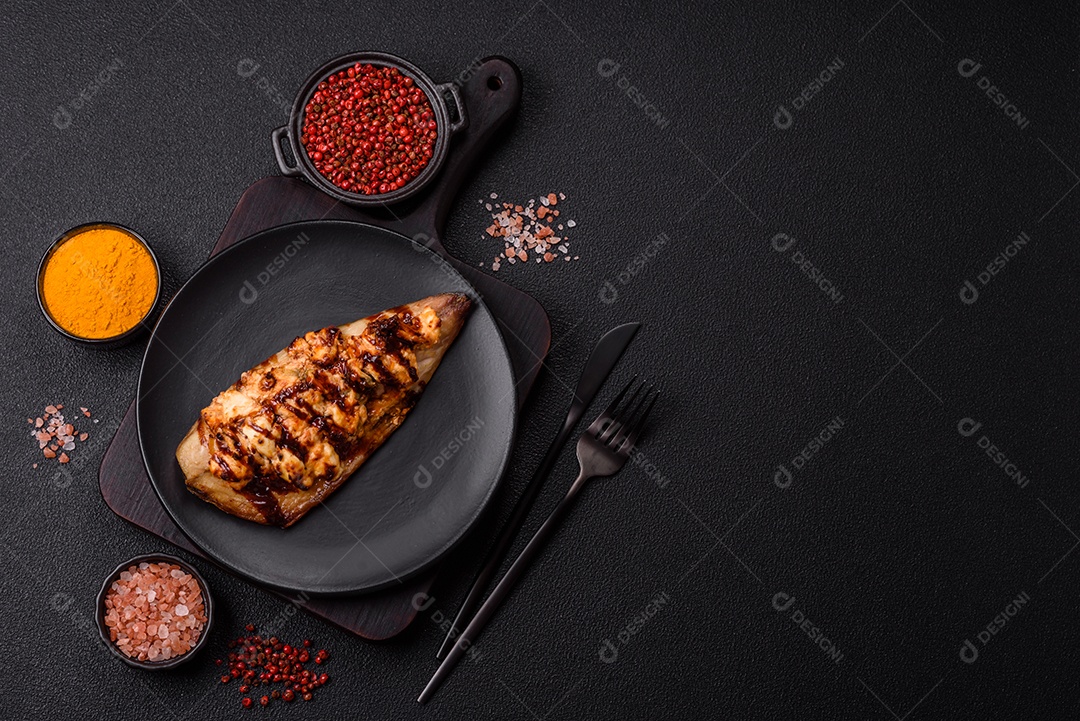 O prato na imagem parece ser um filé de cavala grelhado, servido com um molho e pimenta rosa.