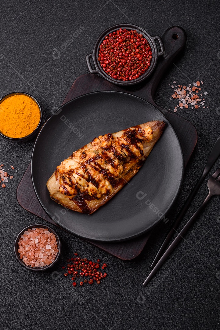 O prato na imagem parece ser um filé de cavala grelhado, servido com um molho e pimenta rosa.