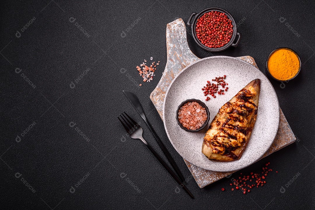 O prato na imagem parece ser um filé de cavala grelhado, servido com um molho e pimenta rosa.