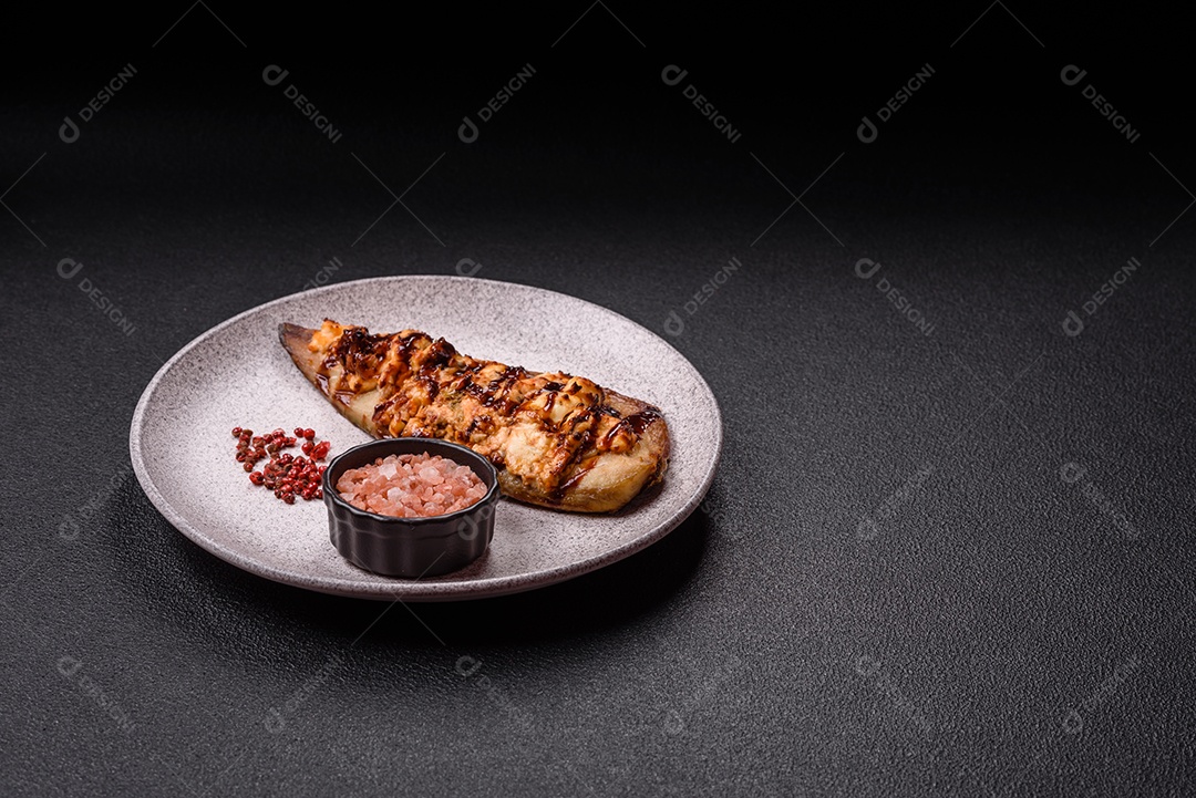 A imagem mostra um filé de peixe grelhado