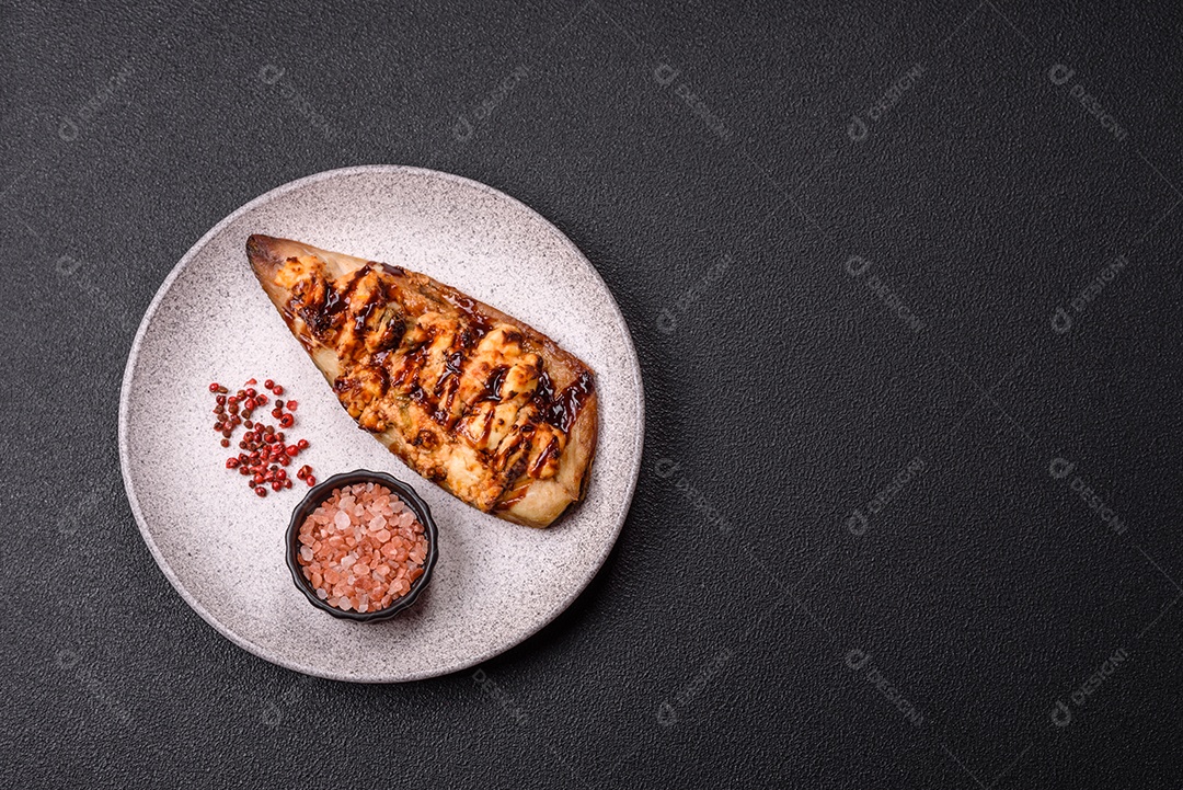 A imagem mostra um filé de peixe grelhado