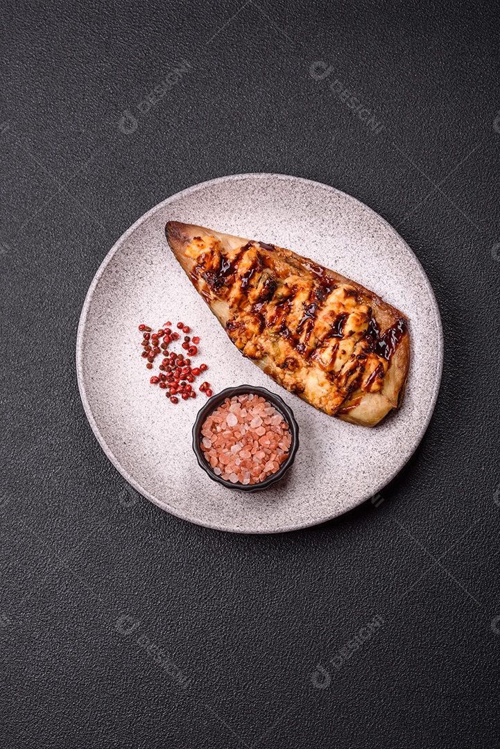 O prato na imagem parece ser um filé de cavala grelhado, servido com um molho e pimenta rosa.