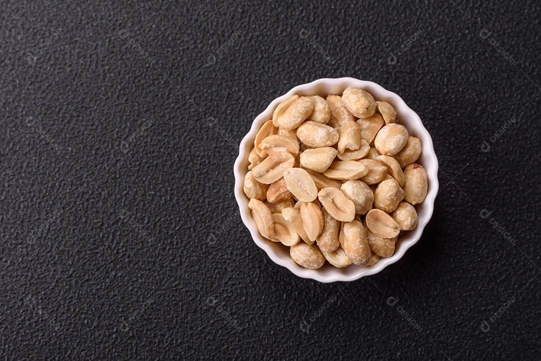 A imagem mostra amêndoas em uma tigela.