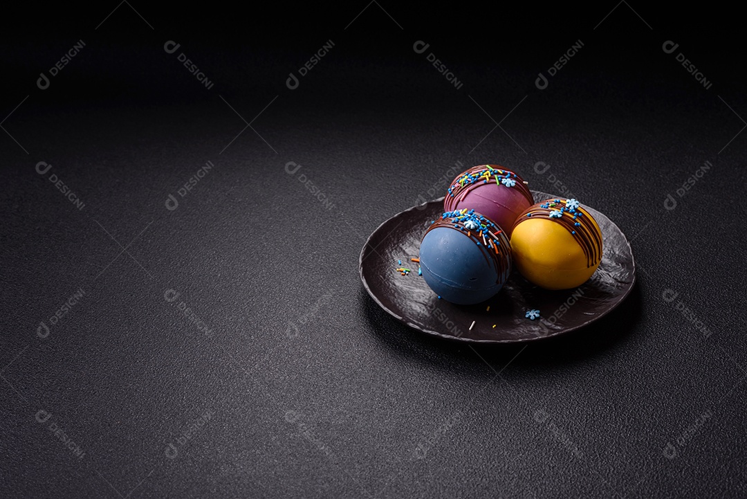 Bombas de chocolate quente São esferas de chocolate recheadas com cacau em pó