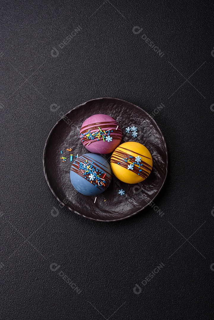 Bombas de chocolate quente São esferas de chocolate recheadas com cacau em pó