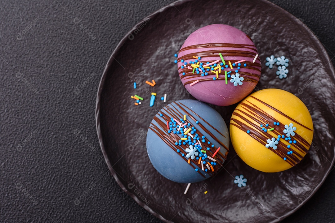 Bombas de chocolate quente São esferas de chocolate recheadas com cacau em pó