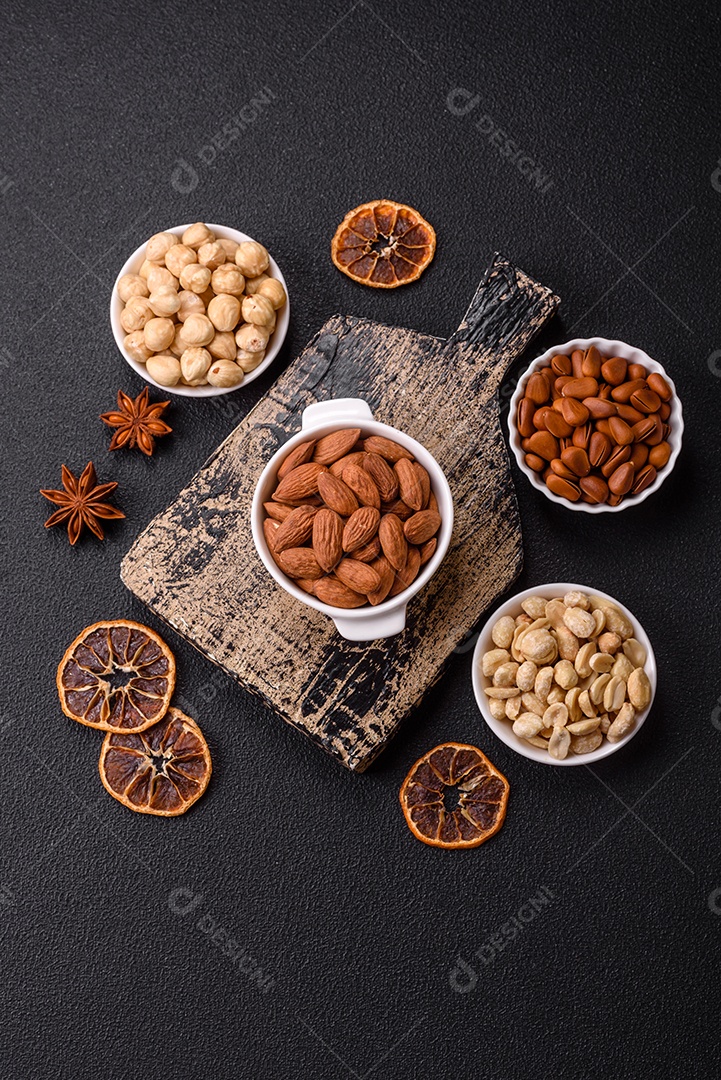 A imagem mostra amêndoas, que são sementes da amendoeira