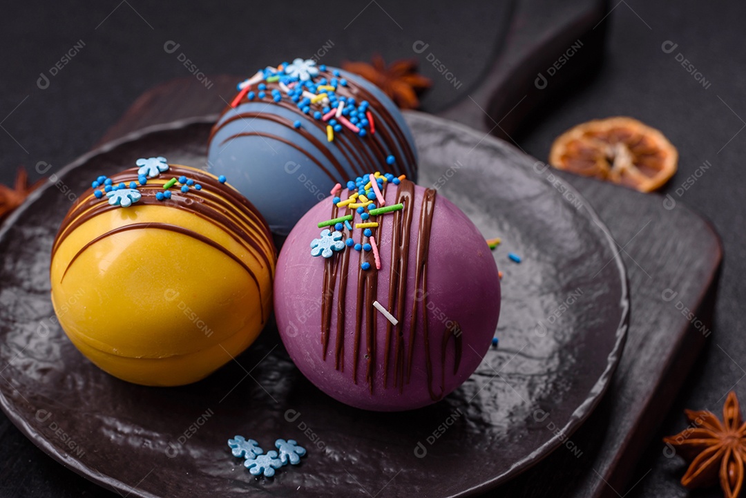 A imagem mostra bombas de chocolate quente, que são esferas de chocolate recheadas