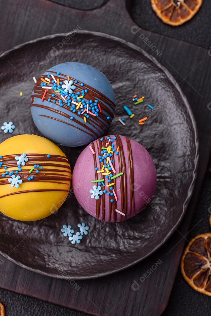 A imagem mostra bombas de chocolate quente, que são esferas de chocolate recheadas