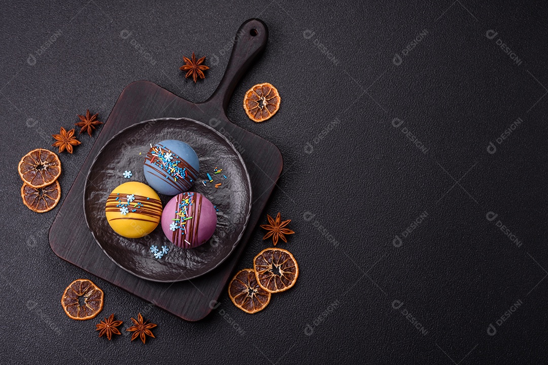 A imagem mostra bombas de chocolate quente, que são esferas de chocolate recheadas