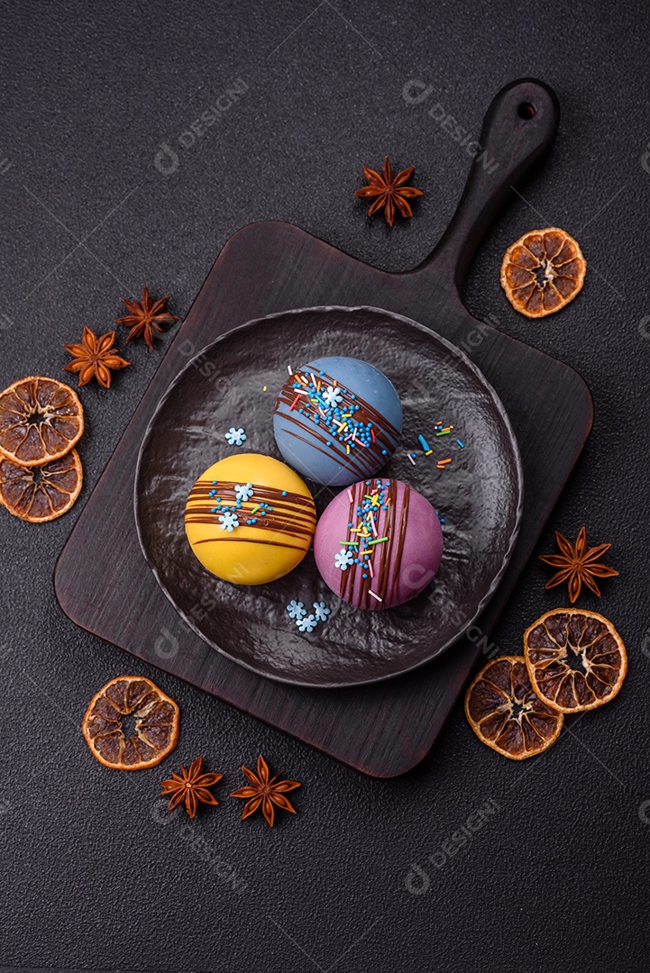 A imagem mostra bombas de chocolate quente, que são esferas de chocolate recheadas