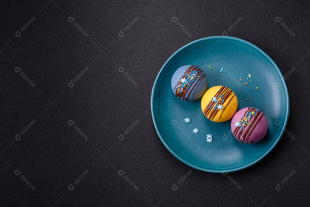 A imagem mostra bombas de chocolate quente, que são esferas de chocolate recheadas