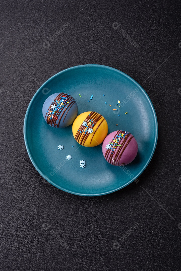 A imagem mostra bombas de chocolate quente, que são esferas de chocolate recheadas