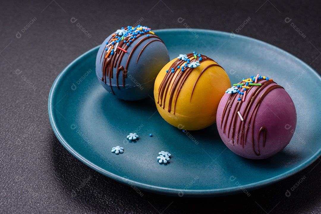 A imagem mostra bombas de chocolate quente, que são esferas de chocolate recheadas