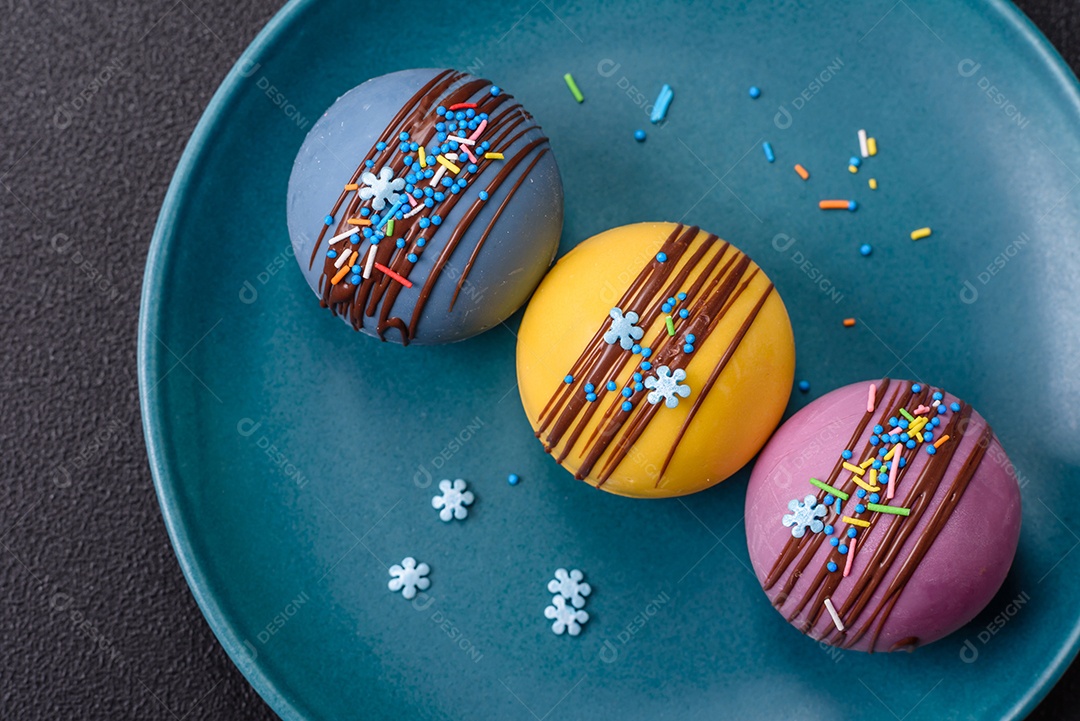 A imagem mostra bombas de chocolate quente, que são esferas de chocolate recheadas