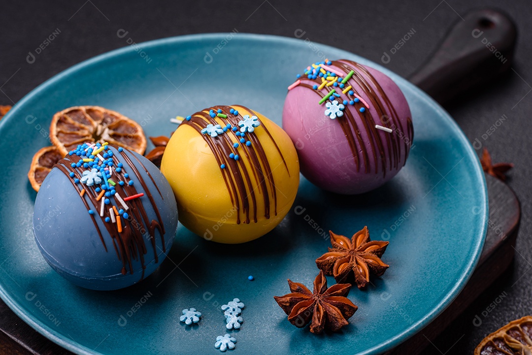 A imagem mostra bombas de chocolate quente, que são esferas de chocolate recheadas