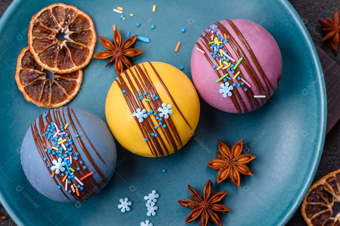 A imagem mostra bombas de chocolate quente, que são esferas de chocolate recheadas