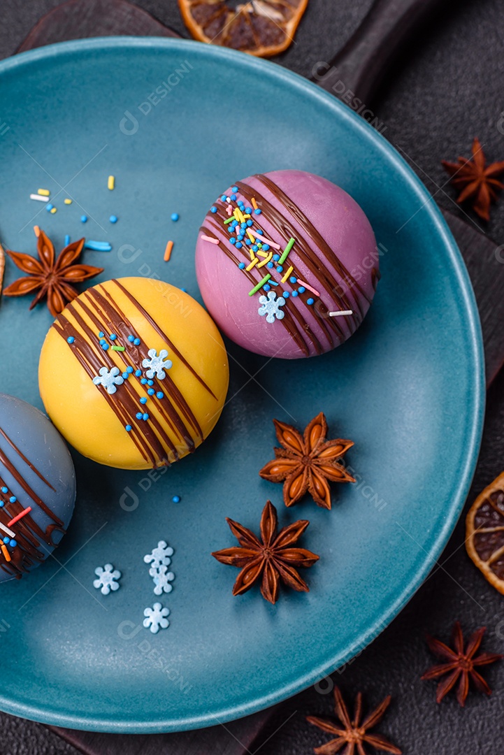 A imagem mostra bombas de chocolate quente, que são esferas de chocolate recheadas