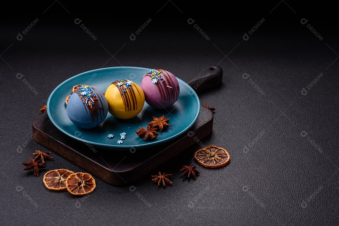 A imagem mostra bombas de chocolate quente, que são esferas de chocolate recheadas