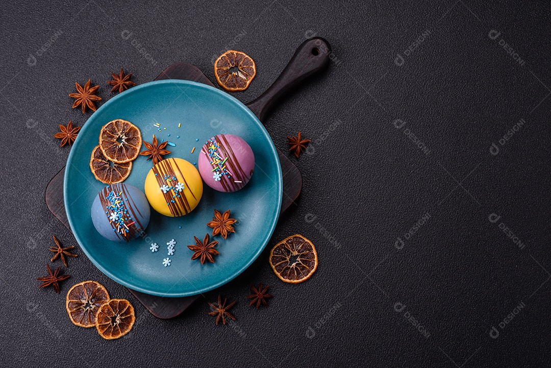 A imagem mostra bombas de chocolate quente, que são esferas de chocolate recheadas