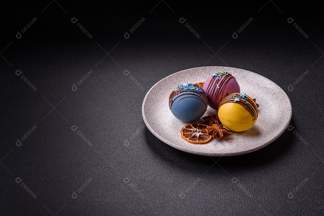 A imagem mostra bombas de chocolate quente, que são esferas de chocolate recheadas