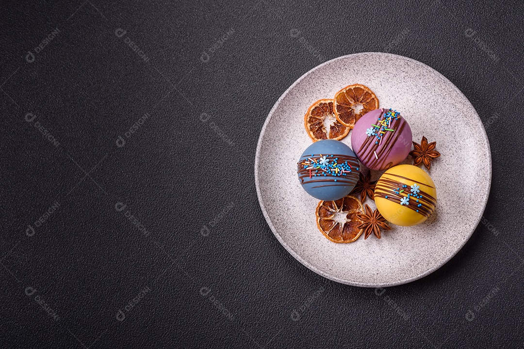 A imagem mostra bombas de chocolate quente, que são esferas de chocolate recheadas