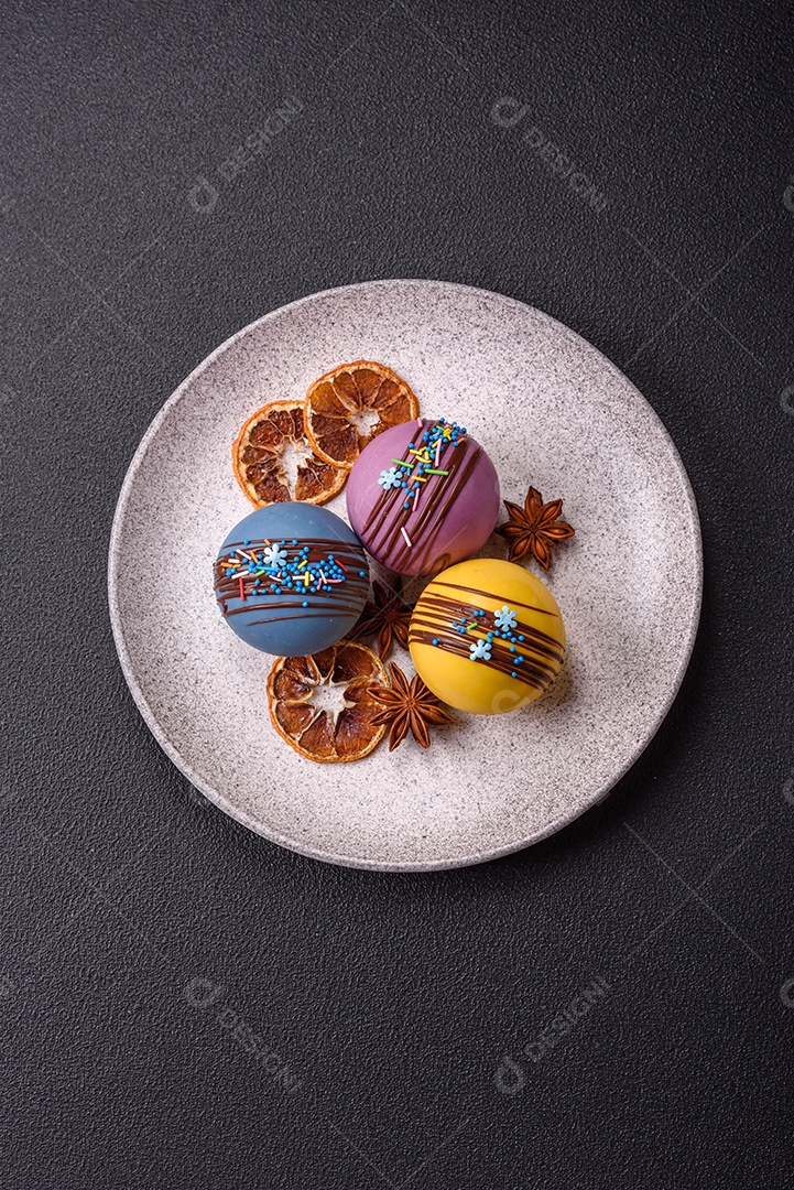 A imagem mostra bombas de chocolate quente, que são esferas de chocolate recheadas