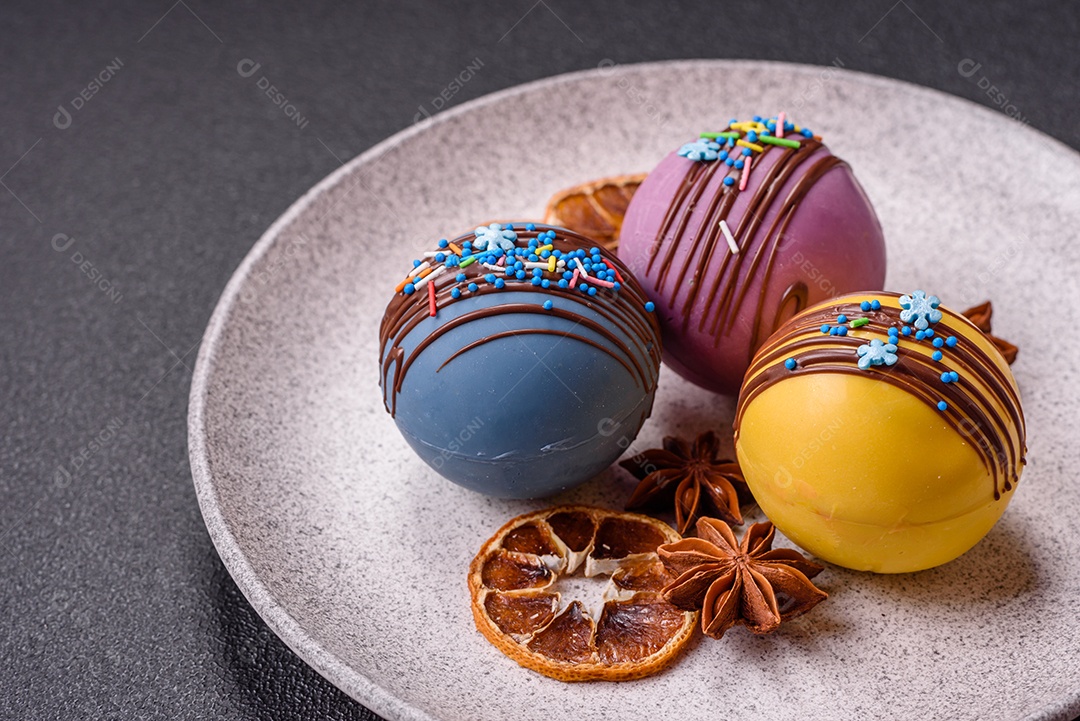 A imagem mostra bombas de chocolate quente, que são esferas de chocolate recheadas