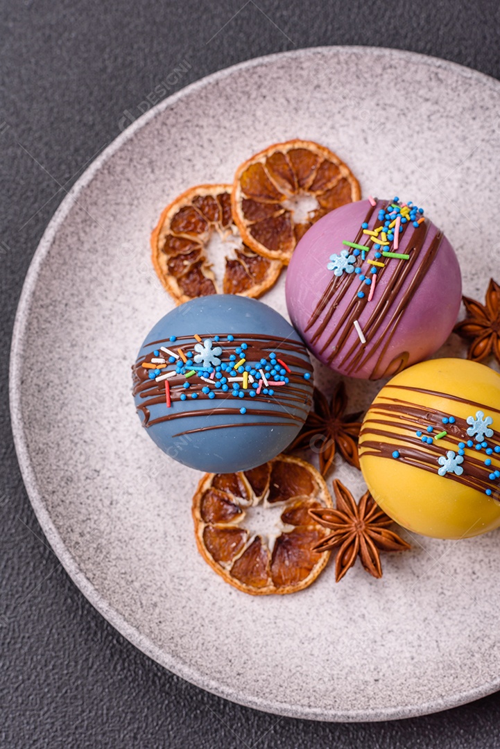 A imagem mostra bombas de chocolate quente, que são esferas de chocolate recheadas