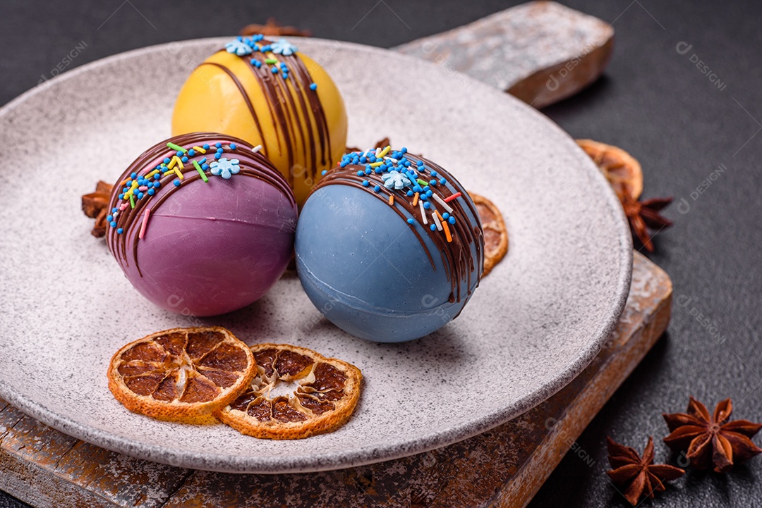A imagem mostra bombas de chocolate quente, que são esferas de chocolate recheadas