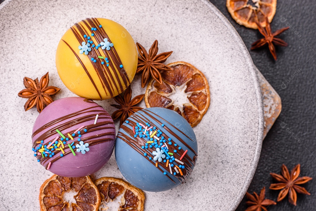 A imagem mostra bombas de chocolate quente, que são esferas de chocolate recheadas