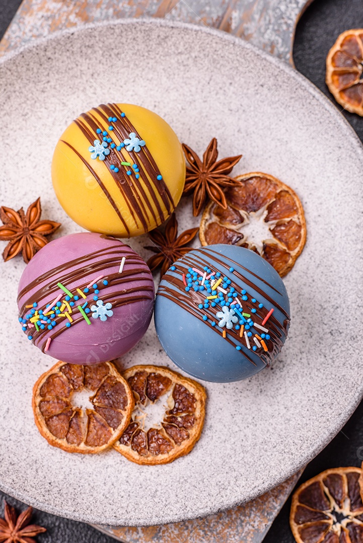 A imagem mostra bombas de chocolate quente, que são esferas de chocolate recheadas