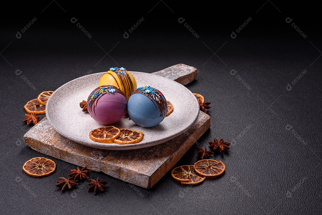 A imagem mostra bombas de chocolate quente, que são esferas de chocolate recheadas