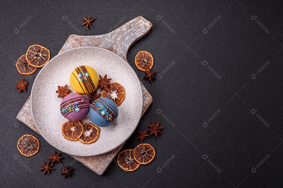 A imagem mostra bombas de chocolate quente, que são esferas de chocolate recheadas