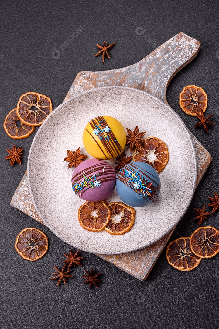 A imagem mostra bombas de chocolate quente, que são esferas de chocolate recheadas