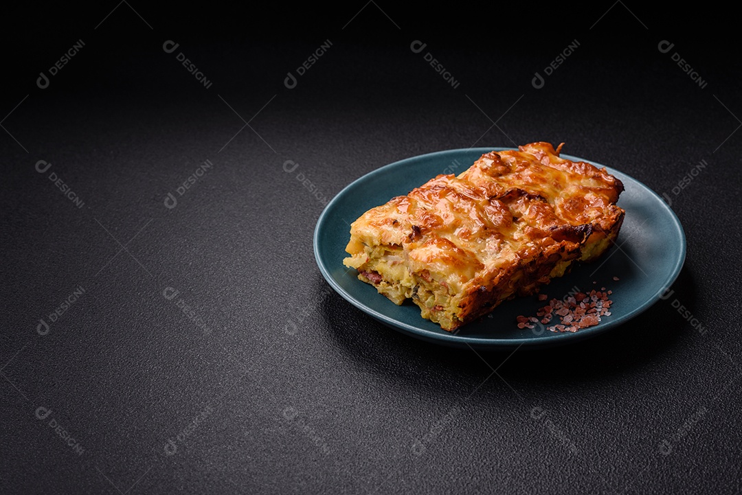 A imagem mostra um prato de lasanha com tomate cereja e pimenta rosa em grão