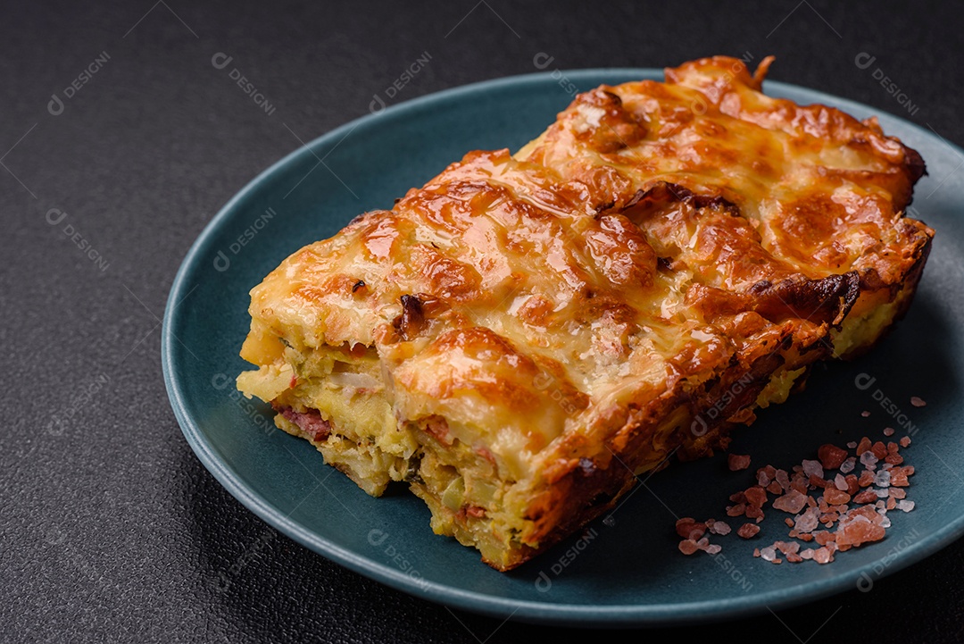 A imagem mostra um prato de lasanha com tomate cereja e pimenta rosa em grão