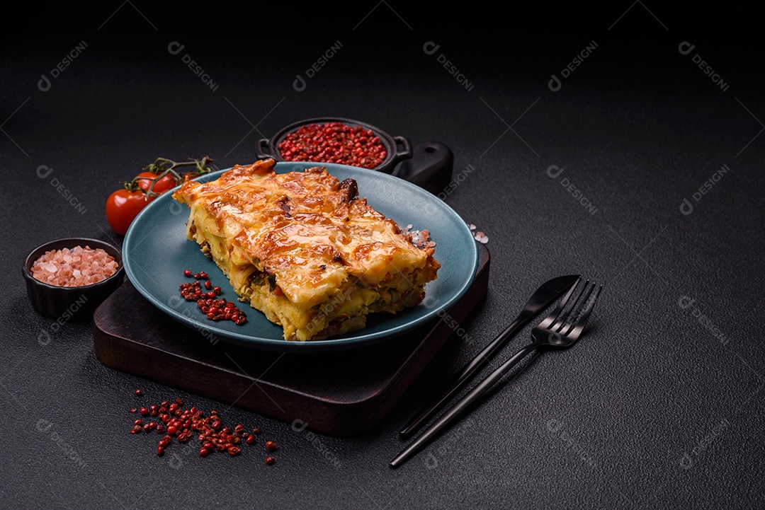 A imagem mostra um prato de lasanha com tomate cereja e pimenta rosa em grão