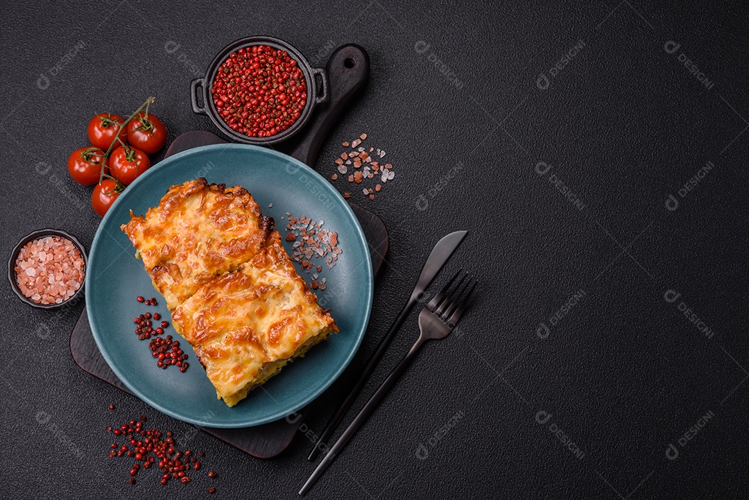 A imagem mostra um prato de lasanha com tomate cereja e pimenta rosa em grão