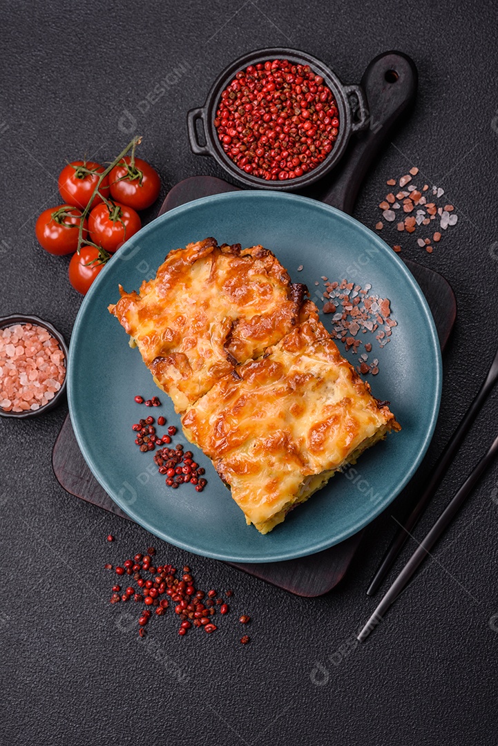 A imagem mostra um prato de lasanha com tomate cereja e pimenta rosa em grão