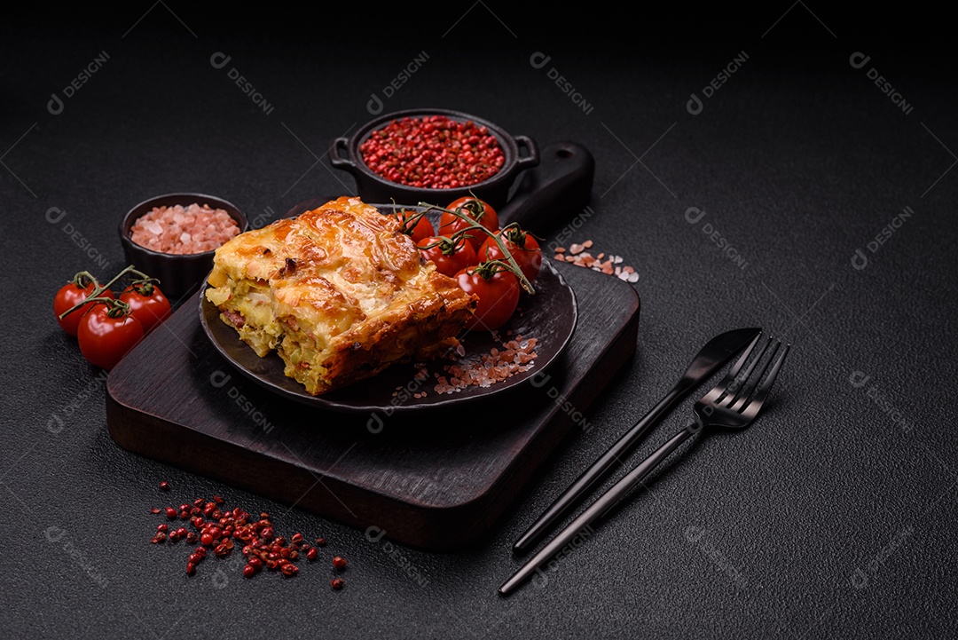 A imagem mostra um prato de lasanha com tomate cereja e pimenta rosa em grão