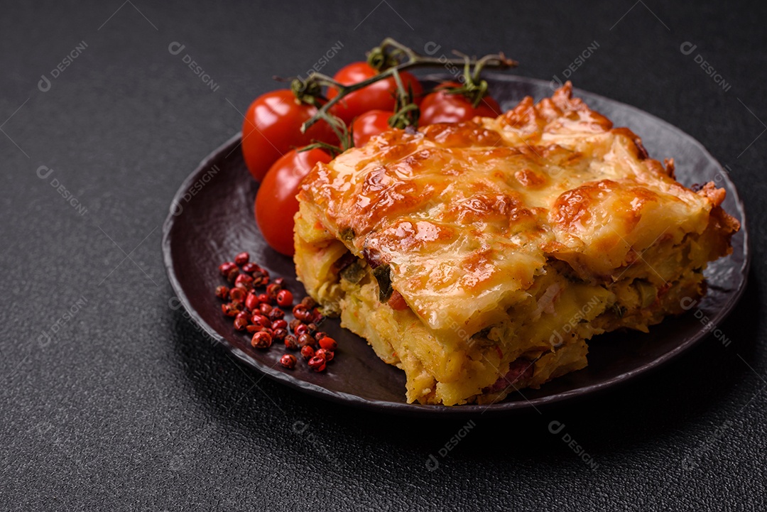 A imagem mostra um prato de lasanha com tomate cereja e pimenta rosa em grão