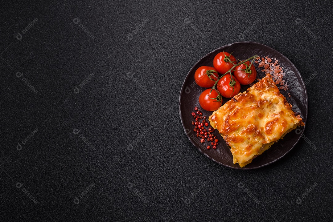 A imagem mostra um prato de lasanha com tomate cereja e pimenta rosa em grão